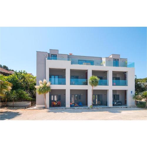 Gorgeous Apartment In Sutivan With Wifi