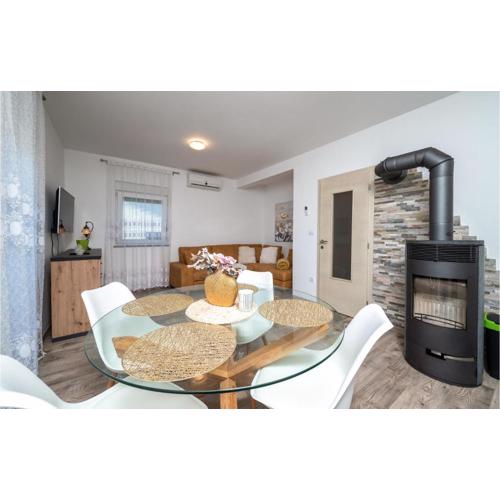 Gorgeous Apartment In Valbandon