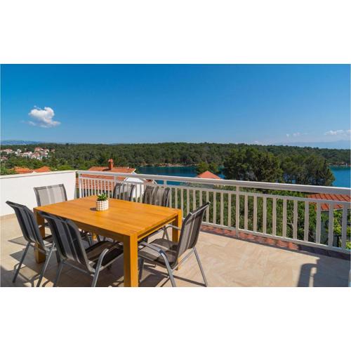 Gorgeous Apartment In Vrboska