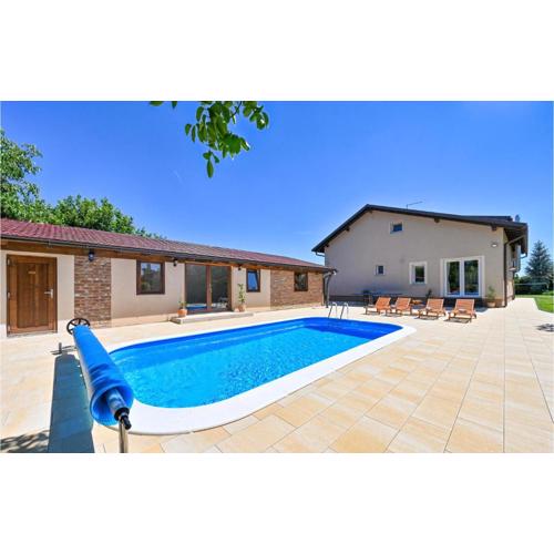 Gorgeous Home In Bjelovar With Sauna