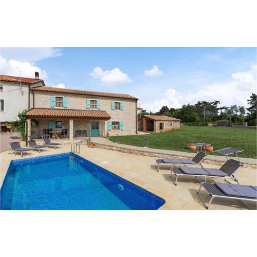 Gorgeous Home In Buje
