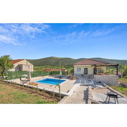 Gorgeous Home In Danilo With Wifi