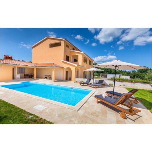 Gorgeous Home In Divsici With Wifi