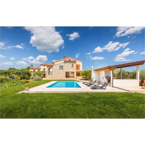 Gorgeous Home In Galizana With Wifi