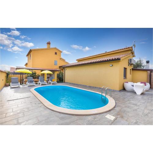 Gorgeous Home In Galizana With Wifi