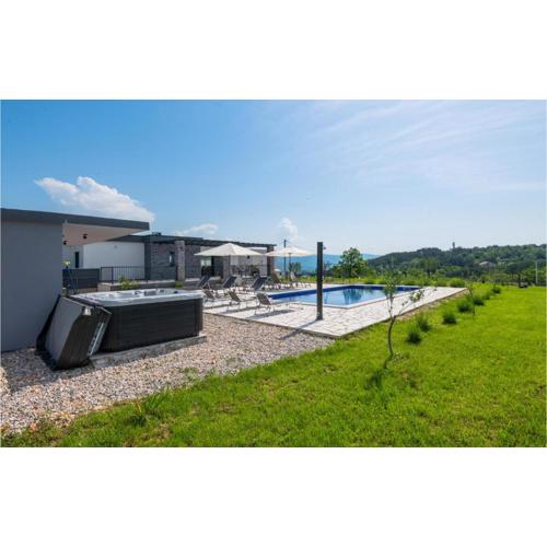 Gorgeous Home In Grubine With Jacuzzi