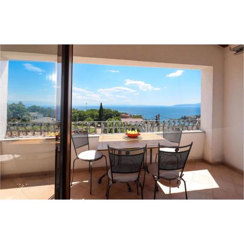 Gorgeous Home In Icici With Jacuzzi