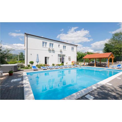 Gorgeous Home In Kamenmost With Jacuzzi