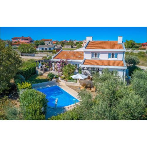Gorgeous Home In Liznjan With Wifi