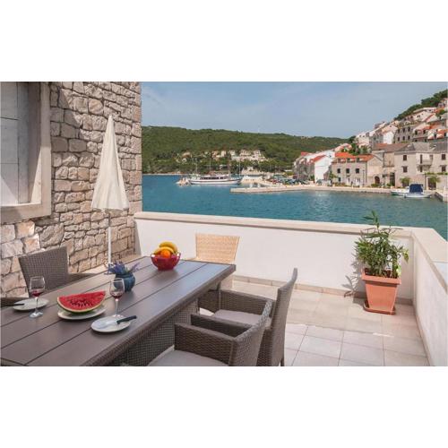 Gorgeous Home In Pucisca With Wifi