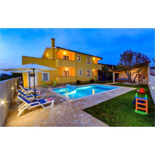 Gorgeous Home In Pula With Wifi