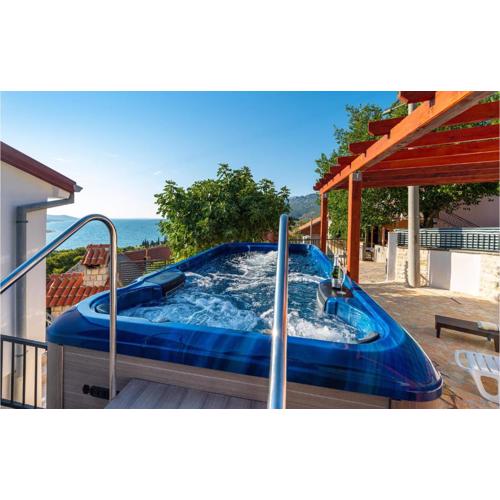 Gorgeous Home In Rovanjska With Jacuzzi