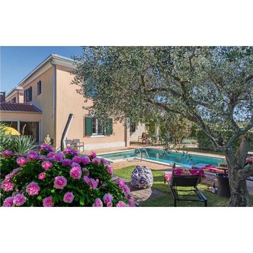Gorgeous Home In Strada Contesa