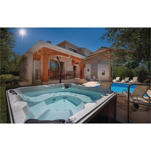 Gorgeous Home In Tar With Wifi