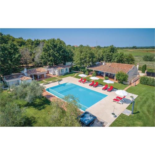 Gorgeous Home In Tar With Wifi