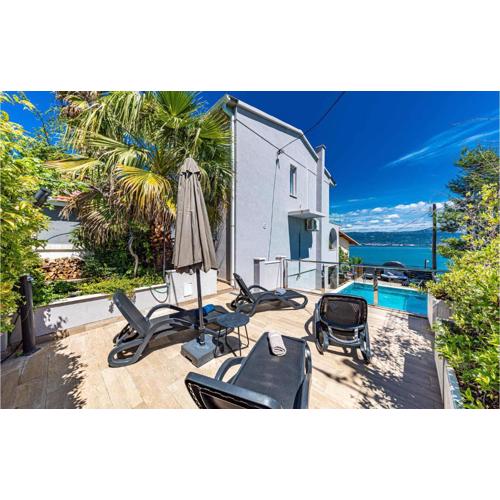 Gorgeous Home In Trogir With Jacuzzi
