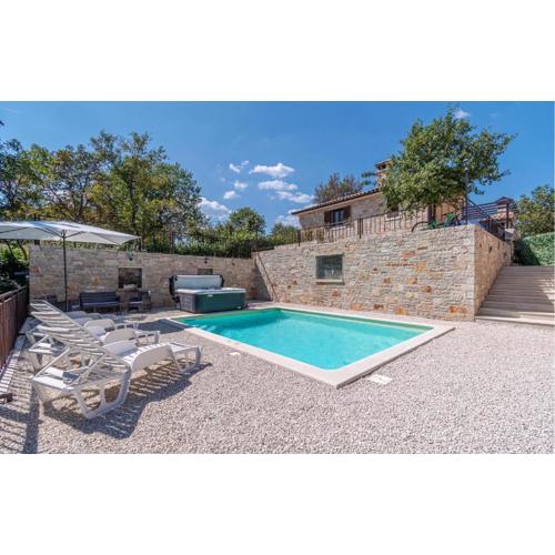Gorgeous Home In Trosti With Jacuzzi