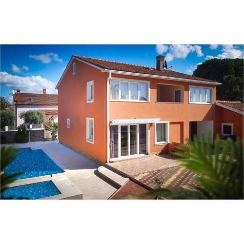 Gorgeous Home In Valbandon With Wifi