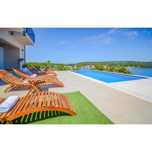 Gorgeous Home In Veli Rat With Wifi