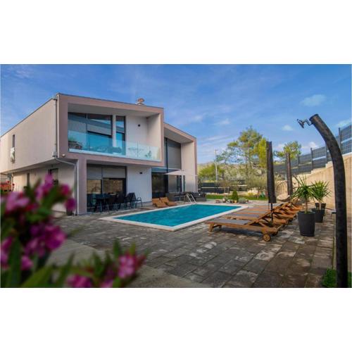 Gorgeous Home In Vrgorac With Wifi