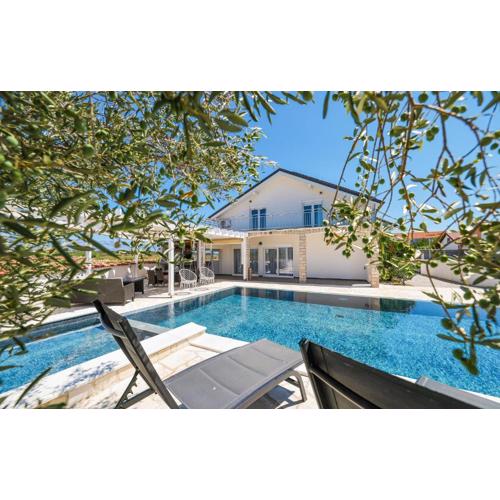 Gorgeous Home In Vrsi With Wifi