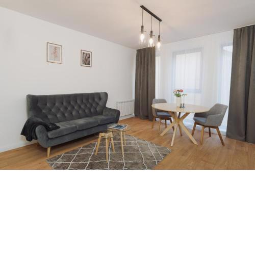 Granite - Cozy City Center Apartment with Balcony
