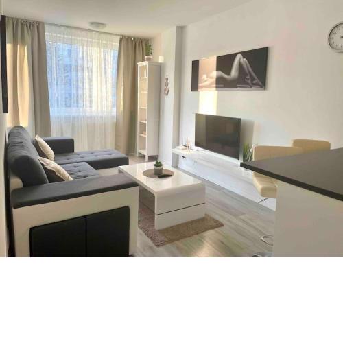 Great location, private parking, new apt