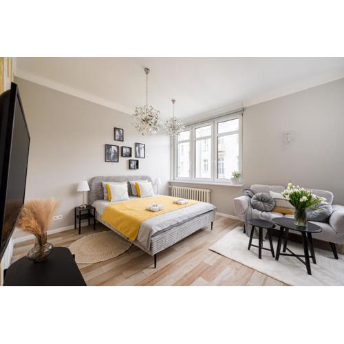 Green Courtyard Studio in Pre-War Tenement House 1 km to Central Station