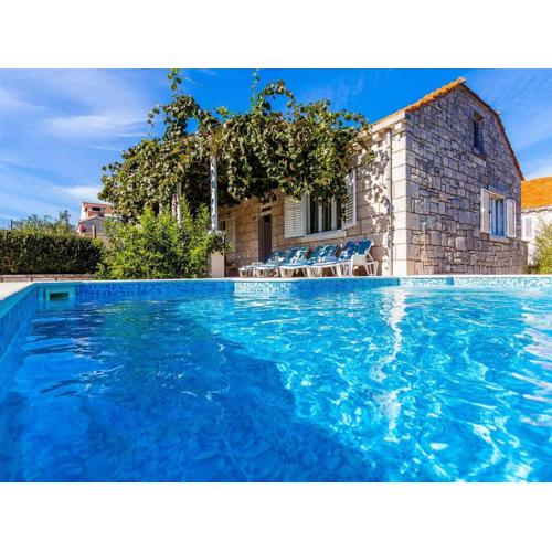 Green Garden House - Four Bedroom House with Private Pool
