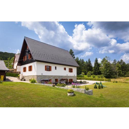 Green lakes house