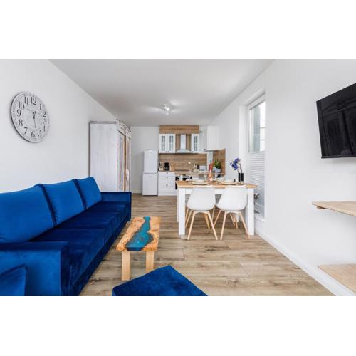 Green Square Apartment with Balcony Świnoujście by Noclegi Renters