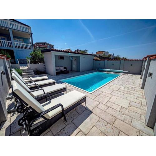 Große Ferienwohnung in Cesarica mit Privatem Pool