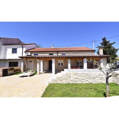Große Villa Alina mit Swimmingpool in Meeresnähe