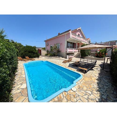 Guest house with pool Ante