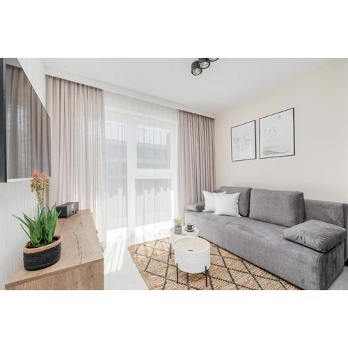 Gustowny Apartament z Parkingiem i Balkonem w Kolobrzegu by Noclegi Renters