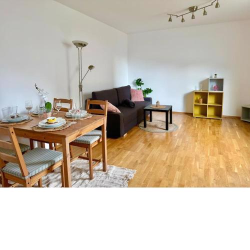 Happy Home near Airport with Free Parking
