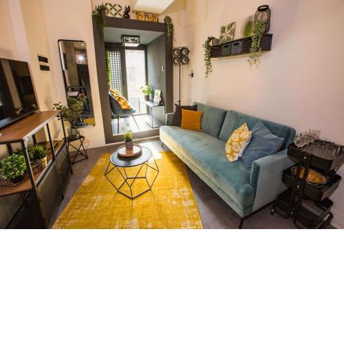 Happy Loft - Colorful Industrial Studio, fast internet, near main station