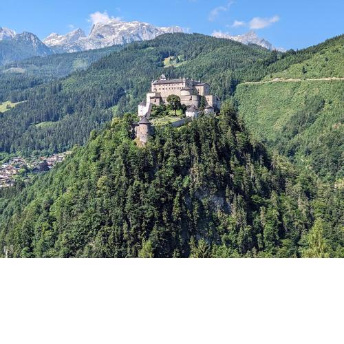 Haus Biechl mit Blick auf die Burg Hohenwerfen