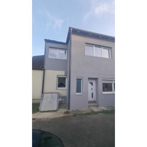 Haus mit Garten und Parkplätzen