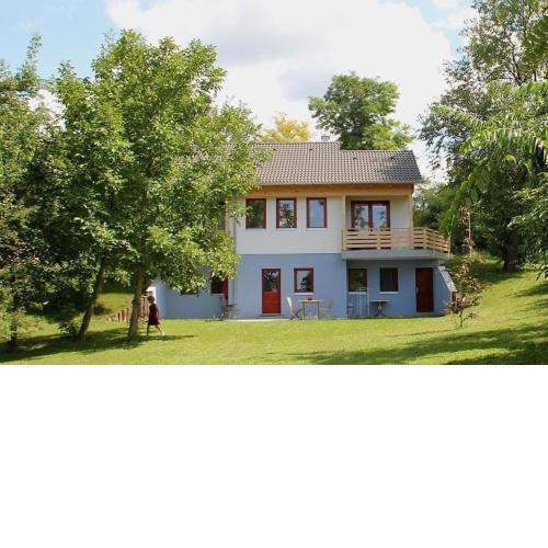 Haus mit großem Garten, Terrasse und Balkon