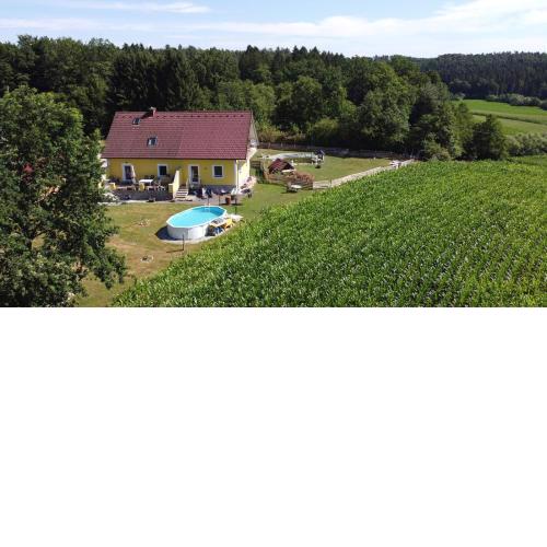 HAUS SONBERG mit Garten, Pool, Fasssauna, semi detached house with garden