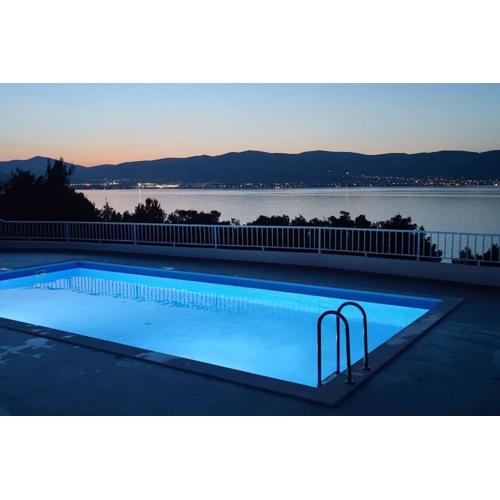 Haven apartment with pool next to the beach