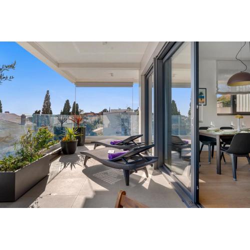Hektor apartment with sea view terrace and garage