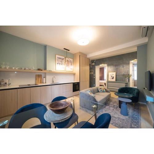 Hella 3, NEW 2-bedroom boutique app, central, parking nearby