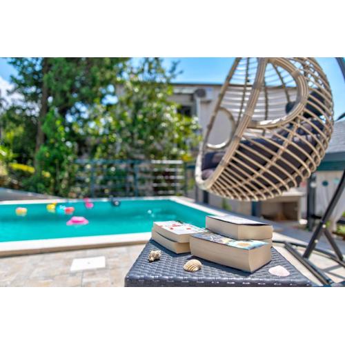 Helles Apartment nur 150 Meter zum Strand mit Jacuzzi, Meerblick, Pool, Billard