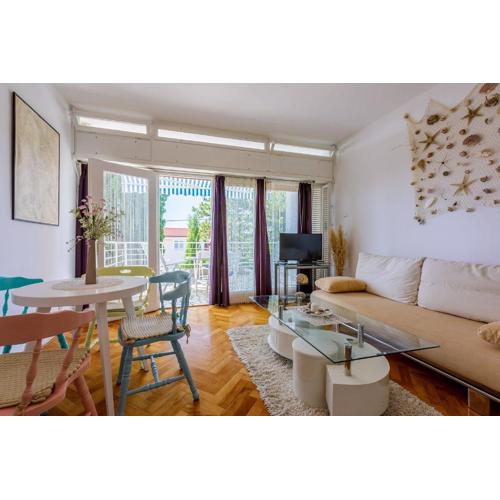 Helles Apartment nur 190 Meter zum Strand mit Meerblick, privater Terrasse, WiFi