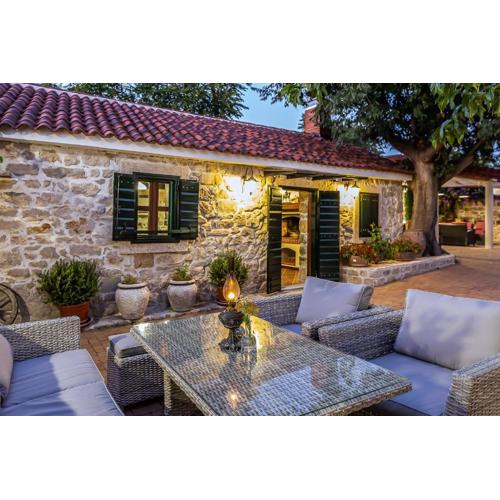Heritage Hotel & Estate Raznjevica Dvori AD 1307