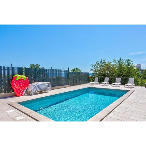 Herrliches Apartment nur 600 Meter zum Strand mit Meerblick, Pool, Grill, Waschmaschine