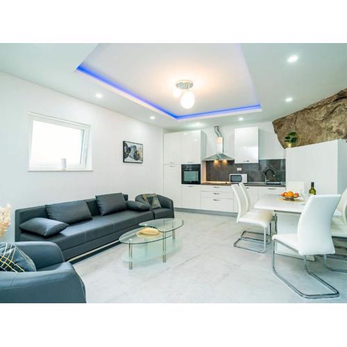 Hidden Gem Apartment - Two Bedroom Apartment with Terrace and Sea View