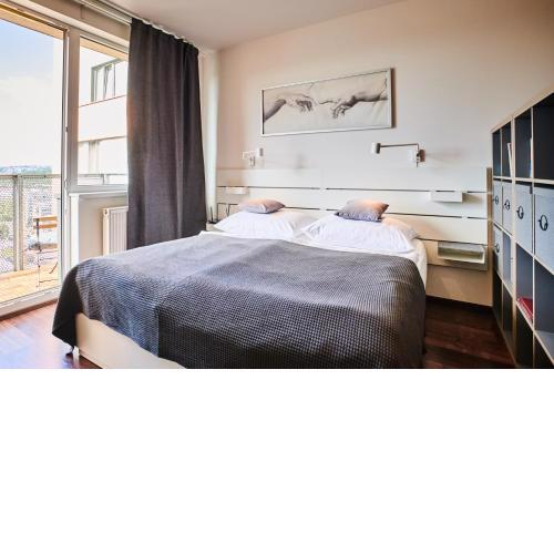 High-Sky O2 arena Apartment with garage parking and AC